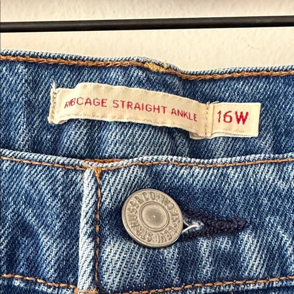 Levi’s Ribcage Straight Ankle Jeans - Picture 2 of 5